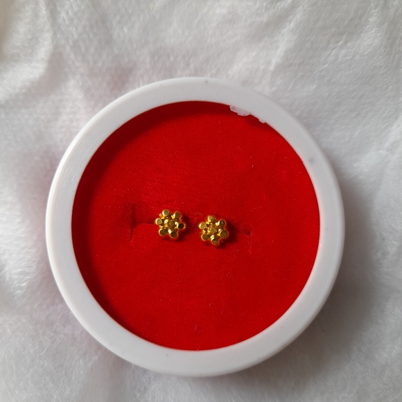 Beautiful new flower desine studs - Picture 3 of 8